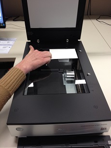 an image illustrating how to place a photo in the scanner