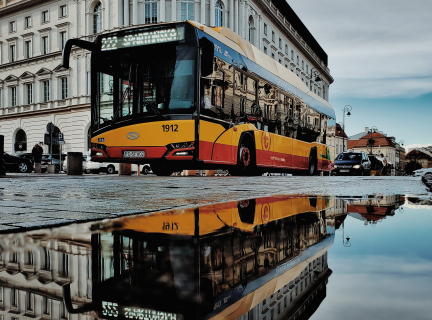 yellow parked bus near building