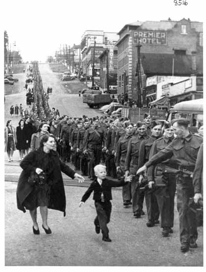 'Wait for me Daddy', mother and son walk alongside soldiers in New Westminster 